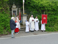 Markusprozession zum Kreuz an der Netzer Straße (Foto: Karl-Franz Thiede)